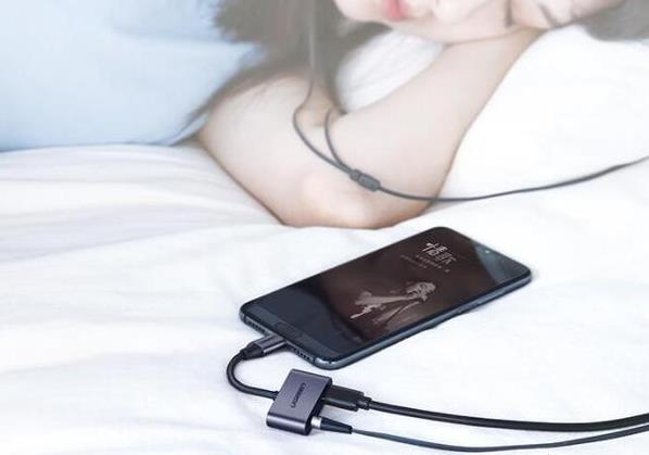 手機(jī)type-c外接充電和音樂多用途.jpg 手機(jī)type-c外接充電和音樂多用途.jpg